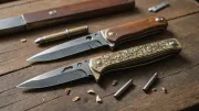 Couteau pliant à manche en bois clair posé ouvert sur un établi de coutelier, limes et copeaux d'acier autour